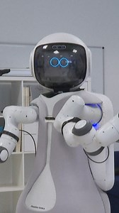 27K views · 121 reactions | Dans un laboratoire bavarois de "gériatronique" rattaché à l'Université technique de Munich (TUM) à Garmisch-Partenkirschen, une douzaine de chercheurs développent le robot "Garmi" qui pourrait, un jour, contribuer à lutter contre la pénurie de personnel soignant. | Réel média | Facebook