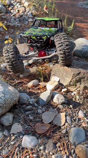 Axial Wraith crawling rocks