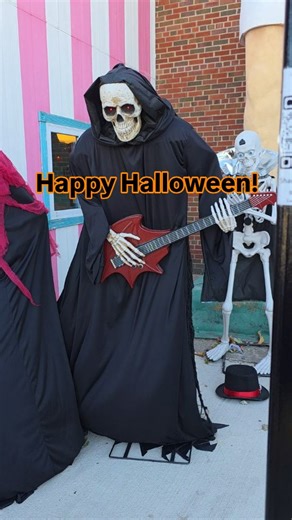 😵‍💫 Who knew that crazy can go even further! The abdolute best thing about Route 66 is all the roadside kitsch. Businesses did whatever it took to bring in customers. The biggest this, the tallest that, you name it, they wanted their claim to fame. These endearing icons of Americana are what a trip down The Mother Road is all about. We never even considered with Halloween coming that it could go up a notch, but IT DID! Let me tell you theses stops were fully decked out! Even the farm houses we