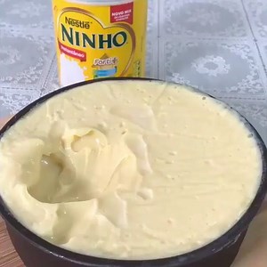 72K views · 188 reactions | RECEITA LEITE CONDENSADO CREMOSO  INGREDIENTES: 1 lata de leite condensado. 200ml de leite integral. 2 gemas. 3 colheres de sopa de leite em pó. 1 colher de manteiga. PREPARO: Misture todos os ingredientesem uma panela até ficar homogêneo. Leve ao fogo mexendo sem parar. Assim que começar a engrossar mexer vigorosamente por mais 5 minutos. Tire do fogo, despeje num recipiente e deixe na geladeira ate ficar firme. | Delícias Play | Facebook