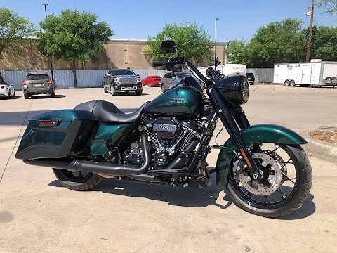 2021 Harley-Davidson SNAKE VENOM Road King Special - Amazing new sunlight-reactive color!
