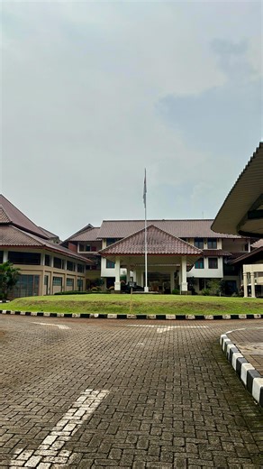 Official Account Asrama Mahasiswa Universitas Indonesia on Instagram: "Mau tinggal dekat kampus dengan fasilitas lengkap? Asrama UI punya beberapa pilihan tipe kamar yang bisa disesuaikan dengan kebutuhanmu 🏠 ✨ Fasilitas Umum: - Wi-Fi gratis - Kamar mandi dalam atau luar (tergantung tipe) - Kantin - Area belajar & ruang tamu bersama - Keamanan 24 jam 📍 Lokasi strategis: dekat fakultas, halte, dan pusat kegiatan mahasiswa. Tinggal di asrama UI bukan cuma soal tempat tinggal, tapi juga soal peng