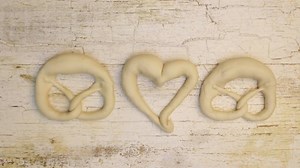 Die perfekte Brezel formen - so geht's! Habt ihr noch andere Formen in petto? | ARD Food