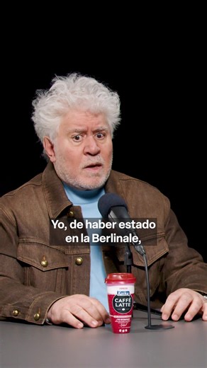✊🏼 Pedro Almodóvar habla de todo lo que ha pasado en la Berlinale y en Hollywood y la libertad de expresión de los cineastas y dedica unas bonitas palabras a Tilda Swinton, que se mojó al hablar de los derechos que tenemos como ciudadanos a expresarnos sobre política 🎙 “De haber estado en la Berlinale, me hubiera tirado al cuello de Wim Wenders o de cualquier elemento del jurado. Me parece vergonzoso lo que ha ocurrido” ▶️ En el nuevo programa de La Script, María Guerra entrevista a Pedro Almo