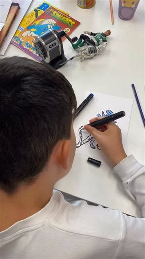 ALIEN Lorenzo. Resgatando um velho clássico do cinema do início dos 80’s! #zn #cursodedesenhoparacrianças #alienmovie1979 #characterdesign #lubbaculturavisual | Lubba - Arte, Design e Cultura Visual