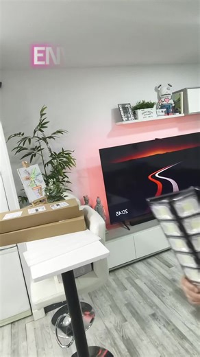 💡🌞 Luz Solar LED para Exterior con Sensor de Movimiento Ilumina tus espacios exteriores de forma inteligente y eficiente. Esta luz solar impermeable está diseñada para resistir lluvia y polvo, ideal para calles, zonas comerciales, aparcamientos y jardines. Cuenta con sensor de movimiento de alta sensibilidad, que se enciende automáticamente al detectar presencia, brindando mayor seguridad y ahorro de energía. Funciona 100% con energía solar, sin cables ni consumo eléctrico. ✨ Encendido automát