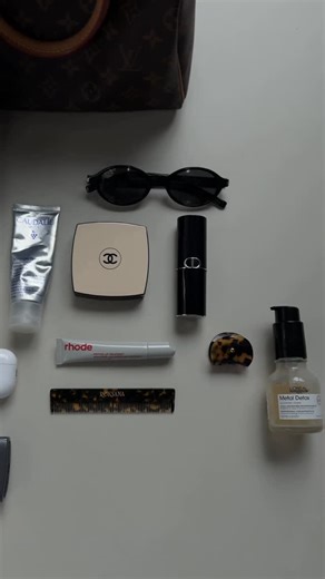 roxyxo on Instagram: "🫶🏻 detale poniżej: - torebka Speedy 25 LV (mój prezent urodzinowy od Borysa; rok jej nie nosiłam „bo mi tak szkoda” 🥲) - okulary Saint Laurent via @blinkblink.pl - puder z lusterkiem @chanel.beauty w odcieniu B20 - krem do rąk @caudalie Vinoperfect - Airpodsy - żel do dłoni Aesop - lip treatment @rhode Strawberry Glaze - grzebień z moim imieniem @officine_universelle_buly - podkład w sticku @diorbeauty kolor 2W - spinka @turtlestory_official - olejek @lorealpro Metal Det