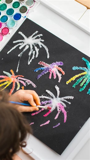 Why not try this fun firework activity for New Year’s Eve! To make a salt painting you need: •glue in a squeezy bottle •table salt •watercolour paints • card Squirt out your design in glue, cover in salt and use water colours to dab or drip onto the salt. The watercolour bleeds into the salt and looks gorgeous 😍. Doing this on black paper makes the colours pop even more! #playideas #inspiremyplay #newyearseve #inspiremyplaytray | Inspire My Play