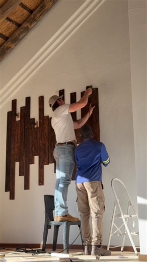 Brendan Peyper on Instagram: "DIY met Peypies: Ek en Blessing het die laaste twee dae lekker gegraft om hierdie job gedoen te kry en ek dink ek het dalk ‘n nuwe liefde ontdek vir houtwerk - ‘n tipe van ‘n obsessie, dalk😅 Disclaimer: • Die oop spasies tussen van die planke is vir “strip lights” wat daar moet inkom. • Die skroewe word toegemaak • Ons is nie professioneel nie, ons geniet dit net. ✅"