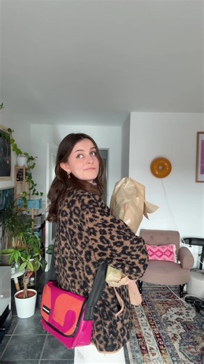 Mal wieder neue Tulpen geholt und ja lebe in dieser Jacke 🤭🌷🌞 #frühling #tulpen #münster #outfitcheck #leoprint