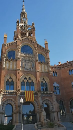 ¿Sabías que el Hospital de Sant Pau no es solo un hospital, sino una joya del modernismo catalán? Este increíble lugar fue diseñado por el arquitecto Lluís Domènech i Montaner, uno de los máximos exponentes de la arquitectura modernista, y es Patrimonio de la Humanidad desde 1997. Lo fascinante de este hospital es que no solo fue un centro de salud, sino también un verdadero “pequeño pueblo” con jardines, edificios de colores y detalles artísticos que te dejarán boquiabierto. Si alguna vez visit