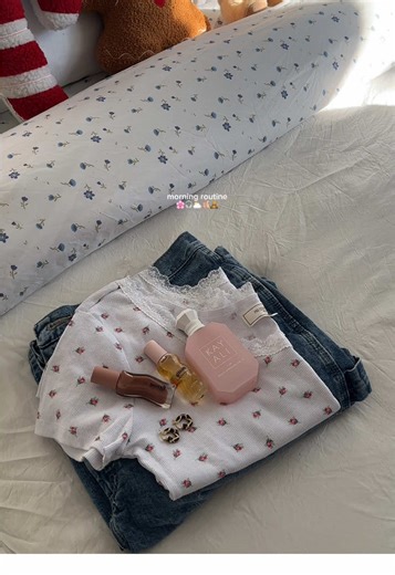 Cleaning up so my weekends can be relaxing, happy Friday besties 🌸🩰⛅️✨ _ _ _ @Dove Beauty & Personal Care @rhode skin @Caudalie @Tree Hut @Sanzo Sparkling Water @Gisou @LOCCITANE 🏷️ #typ #esthetic #morningroutine #morningroutineaesthetic #softgirlaesthetic