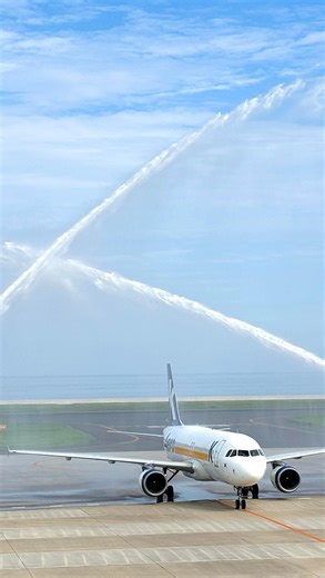 北九州空港（KKJ）公式 on Instagram: "＼祝！エアロK就航！／ 9月30日に、エアロK航空 北九州⇔清州（チョンジュ）線が新規就航しました🇰🇷 初便の到着にあわせ「歓迎放水」でお迎えした様子を倍速なしでお届けします！ 天候にも恵まれ、水しぶきが太陽の光を受けてキラッと虹のように見える瞬間も🌈 これから、エアロK航空様とともに、より多くのお客様に快適で便利な空の旅をお届けできるよう努めてまいります！皆さまのご利用をお待ちしております☺️ 【エアロK 就航スケジュール（週３便）】 ・北九州発➡清州着🇰🇷 15：30→17：25（火・土曜日） 15：30→16：45（木曜日） ・清州発➡北九州着🇯🇵 13：30→14：35（火・土曜日） 13：30→14：35（木曜日） #エアロk #aerok #清州 #北九州 #海外旅行 #韓国 #韓国旅行 #新規就航 #北九州空港 #歓迎放水 #空港 #kkj #airport #kitakyushu #✈️️"
