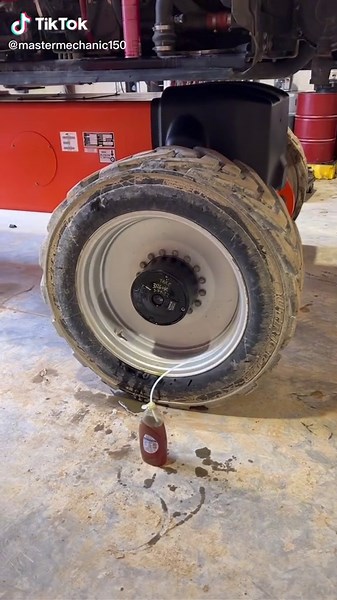 #heavyequipment #heavyequipmentmechanic #jlg #mechanic #mechanicsoftiktok #illinois #fyp #oilchange #oil