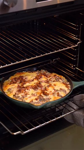 FERNANDA MARTINI & MAU on Instagram: "Batata gratinada com carne, refeição de prato único, do jeito que a gente ama 🧡 Para 4/5 pessoas: Azeite 400gr de patinho moído Sal Pimenta do reino 1 cebola picadinha 1 pimenta dedo de moça sem semente Folhas de manjericão 2 caixinhas de creme de leite Um punhado de salsinha picadinha 3 batatas em fatias bem fininhas 2 pacotes de muçarela 6 Fatias de bacon crocante (papel toalha no prato, fatias de bacon e cobre com mais papel toalha. Leve pro microondas p