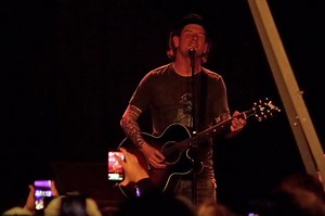 Watch COREY TAYLOR Perform Acoustic Version Of SLIPKNOT's 'Snuff' Featuring CHERRY BOMBS