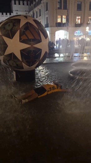 ⚡️La reaction de Mohamed henni 🥹 le supporter le plus influent de Marseille après la victoire de Paris en finale de ligue des champions 💬 : « Le PSG est champion d’Europe , 💔» il s’est plongé dans l’eau.👇 | News2kin