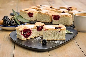 Prajitura din albusuri cu mure - Diva in Bucatarie