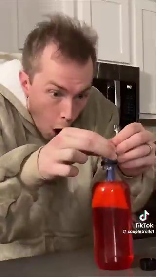 初めてタンポンの使い方を知った男性達の反応😂そりゃ見る機会ないから衝撃だよね