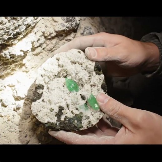 SHOWSTOPPER "ULTRA RARE GREEN AURA APOHYOLLITE with HEULALDITE CHALCEDONY DRUZYCALCITE on MORDENITE