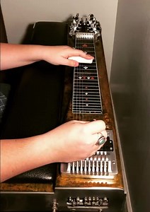 Testing out my new (to me) Goodrich Match-Bro Dobro Simulator, designed by Buddy Emmons! Buddy himself used one just like it on this song called “Faults and All” by George Strait. It’s a great cut from his twelfth album, “Holding My Own”. Let me know what you guys think about it! 🤠⚡️ #faultsandall #georgestrait #holdingmyown #buddyemmons #thebige #goodrichpedals #goodrich #goodrichmatchbro #matchbro #dobro #resonator #dobrosimulater #classiccountry #honkytonk #steelguitar #pedalsteel #pedalstee