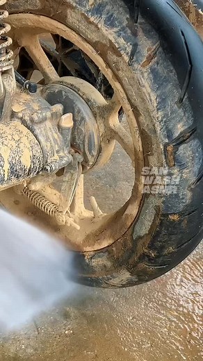 150K views · 5.3K reactions | Cuci motor Yamaha Aerox yang sangat kotor berlumpur 2211 #asmr #satisfying #detailing | Kaharsan Kaharsan | Facebook