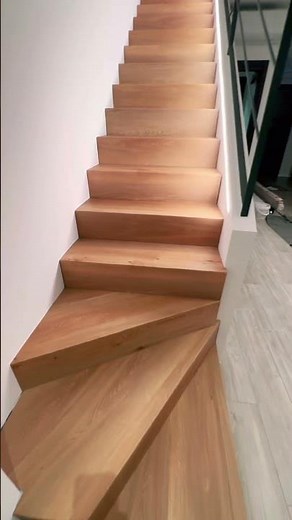 Rivestimento scala con spc- lvt effetto legno con piega angolare, senza taglio e profili