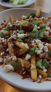 On a scale of 1-10, how good do our Drunken Loaded fries look? 🤤 Topped with house-made Sam Adams beer cheese, bacon, scallions and Bleu Cheese crumbles. They're so good, they'll make you forget all about counting calories. | Wings and Rings