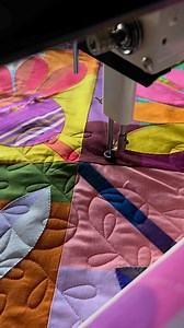 •Curvy Leaf Path• digital panto quilting out on Anna Maria Parry echinacea sample quilt 😍 panto available at www.sewshabbypantos.com | Sew Shabby Quilting