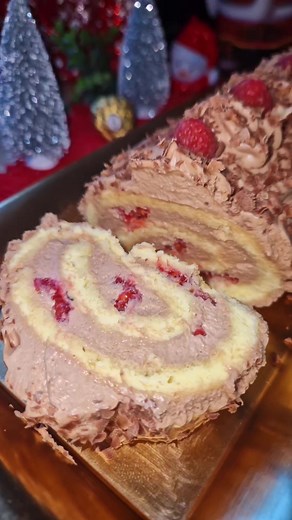 bûche framboise chantilly mascarpone pour la chantilly : 30 cl de crème liquide bien froide 30� matières grasse 250 gr de mascarpone 4 cuillère à soupe de sucre glace 100 gr de chocolat noir 🍫 100 gr de chocolat praliné 10 cl de crème liquide préparation : -battre la crème liquide au batteur électrique pendant 5 min -ajouter la mascarpone et le sucre .battre encore 5 min - faites fondre de chocolat 🍫 avec un peu de crème liquide laisser refroidir et ajouter à la crème chantilly mascarpone -rés