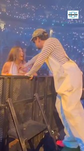 1.6M views · 4.3K reactions | Bad Bunny, ma che fai?Il gesto è rimbalzato sui tutti i social. Il cantante portoricano, durante un suo concerto, ha visto una sua fan particolarmente scollacciata e si è avvicinato per coprirle la scollatura, generando discussione sul web. E voi? Cosa ne pensate? Bad Bunny ha fatto bene?路 TT | @estilodf#badbunny #concerto #fan | Radio KissKiss | Facebook