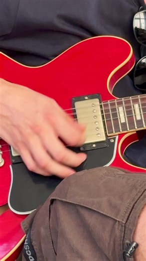 Chi ha detto che Gibson e Fender non possono stare insieme? Noi di Brahms non ci crediamo e per questo oggi vi facciamo ascoltare questa stupenda Gibson ES-335 Memphis in combo a un potentissimo Fender Super Reverb. E voi che ne pensate di questa accoppiata? In questo video avete sentito: * Gibson Memphis ES-335TDC 08/10/2015 Cherry - 4800 € * Fender ’65 Super Reverb Amp 4×10″ - 1900 € * WARM AUDIO Centavo - 210 € Vieni a scoprire questi e altri strumenti in negozio o sul nostro sito LINK IN BIO