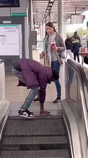 First time using escalator 😅🙅🏾‍♂️😂 #prank #funny #usa #usashorts #viral