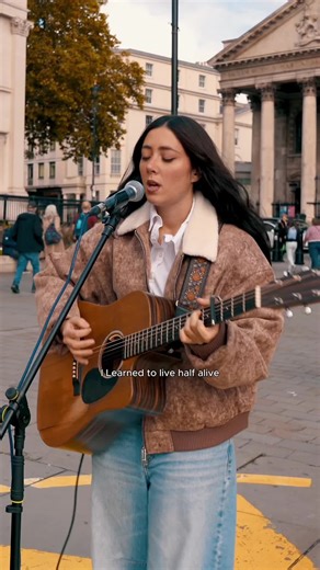 Street Performer in London Performs 'Jar of Hearts'