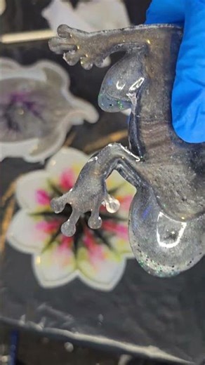 Demould an Optical Illusion Epoxy Resin Holographic Frog Toad #epoxy #resinart #holographicart