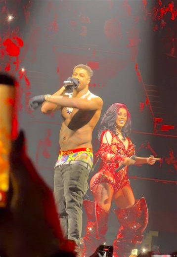 Cardi brings out Blue Face Night 2 in La to perform Thotiana ❤️‍🔥 #littemissdramatour #cardi #blueface #thotiana@Cardi B @Blueface