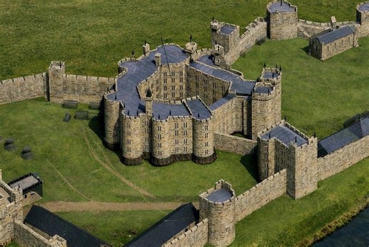 Alnwick Castle in the 15th Century: Reconstructed. Alnwick Castle, based in the market town of the same name in Northumberland, is one of the grandest (still standing) castles in the country. Built in the 11th century by the Normans as the seat of the Earls of Northumberland, the earls were responsible for the defense of the northern frontier against Scottish invasions. The position became occupied by influential Percy family, who at several times in history rebelled against the King of England 