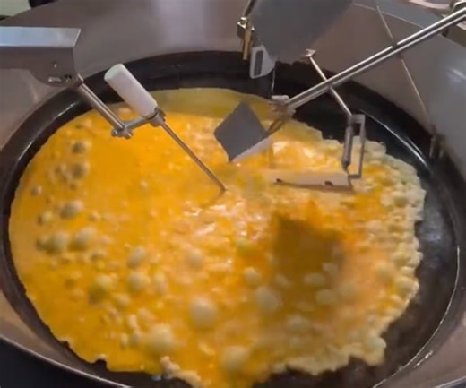 This Machine Automatically Makes Big Batches of Fried Rice