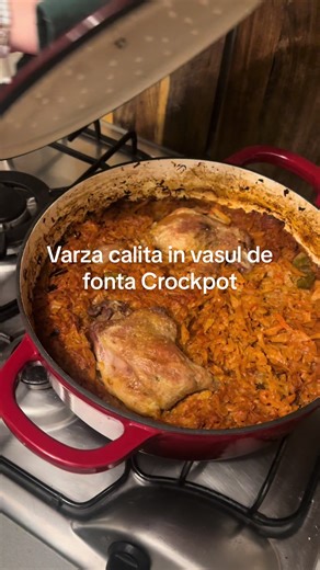 💥 Preturi speciale la vasele de fontă @Crockpot Romania 💥 Varza calita cu pulpe de rață in vas de fontă 📝Ingrediente: ▫️o varza alba ▫️un morcov ▫️o ceapa ▫️2 linguri untura sau 3-4 linguri de ulei ▫️2 pulpe de rață ▫️2-3 linguri bulion/ pasta de tomate ▫️2 foi de dafin ▫️sare si piper dupa gust 👩🏻‍🍳Instructiuni: ▫️Toaca marunt ceapa, da pe razatoare morcovul si taie o varza alba proaspata. ▫️Intr-un vas de fonta, pune la incins untura sau uleiul, adauga pulpele de rață si rumeneste-le put