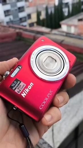 Juan Carlos Monsalve on Instagram: "$350 mil. 10 de 10. Batería, cargador, estuche y memoria, incluídos. Garantía de 3 meses. Envío a cargo del comprador. Tienes toda la razón 👍 La Nikon Coolpix S2700 es de 16 megapíxeles, no de 20. Gracias por señalarlo. 🔹 Datos correctos de la Nikon Coolpix S2700 Sensor: CCD de 16.0 megapíxeles Zoom óptico: 6x (26–156 mm) Pantalla: LCD 2.7” Video: HD 720p ISO: 80–3200 Enfoque: Automático con detección de rostros Estabilización: Digital Batería: Nikon EN-EL19