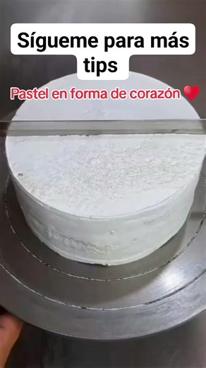 Convierte un pastel redondo en un corazón perfecto y decóralo como una pro 💗✨ #PastelesBonitos #DecoraciónDePasteles #ReposteríaFácil #CakeTips #PastelesCreativos #ReposterasEmprendedoras #IdeasDePasteles #CakeTok | Reposteria Ricuras