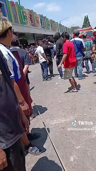 🚨BREAKING: Sebuah kanopi beton yang berada di salah satu bangunan di kawasan Pasar Soreang, Kabupaten Bandung ambruk dan menimpa beberapa orang pada Senin (16/3) siang ini sekitar pukul 12:30 WIB. Dalam kejadian tersebut, dikabarkan 2 orang terluka dan 1 orang meninggal dunia. Para korban sudah dievakuasi ke rumah sakit terdekat.
