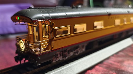 【灯效展示】ho比例联合太平洋铁路带“阳台”的六轴商务客车上轨视频～bli出品～和4014号bb大男孩蒸汽机车搭配的巡游列车车厢～轨道交通火车迷机辆模式客车～