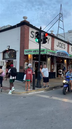 If it’s cold where you are, take a Key West lap with me. Duval Street, sunshine, and that laid-back island energy. I turn these local moments into dreamy canvas prints so you can bring a piece of paradise into your home—whether you’re preserving a memory or dreaming up the next trip. Comment your favorite Key West spot and I’ll film it on my next ride: Duval, Southernmost, Mallory Square, Smathers, sunsets… what’s yours? Shop link is in bio. #KeyWest #DuvalStreet #FloridaKeys #IslandLife #KeyWes