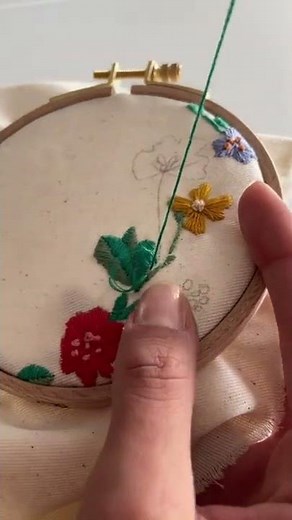 Apprendre à broder : broder la tige avec un point de chaînette