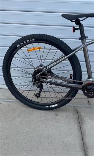 🚵‍♂️ Scott Aspect 950 – Lightweight, Reliable & Trail-Ready 🌲 The Scott Aspect 950 is a lightweight, efficient hardtail MTB built for riders who want comfort, control, and reliability on every ride. With its tough alloy frame and balanced geometry, it keeps you confident whether you're hitting the Finch Hatton trails 🌄 or cruising your local Mackay singletrack 🚵‍♀️. Featuring a Shimano 18-speed drivetrain ⚙️, a Suntour XCE28 fork with 100mm travel 🛠️, and hydraulic disc brakes for strong, c