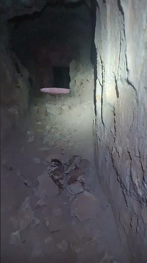 Exploring underground on 14 mile Opal field at Coober Pedy #opal #cooberpedyopalmining #gemstone