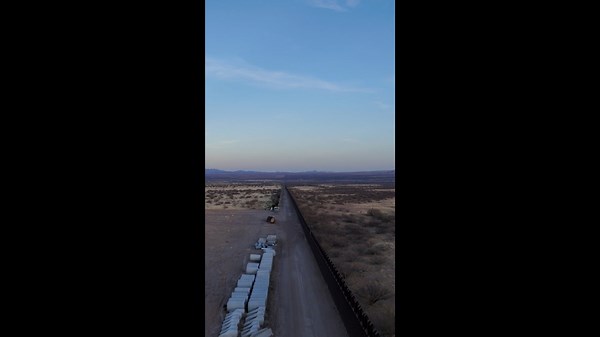 空中からの洞察：ドローンで米国とメキシコの国境の壁を探索。