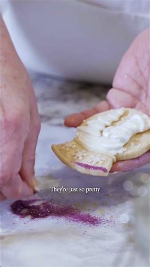 How to Apply Edible Glitter on Cakes - Karen Davies Sugarcraft Tips