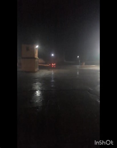 Un petit aperçu de la tempête Francis, qui touche le Maroc depuis hier soir, vue depuis l'avant de mon Baloo 🌧️😱🌪️. Vous pouvez voir que, même si je suis à l'abri dans une cabine de lavage, le vent est si déchaîné que la pluie nous atteint quand-même 🫧. D'ailleurs, malgré les 3 mûrs qui l'entourent, mon Baloo tangue aussi sous les bourrasques 😳. Ça c'était hier soir (l'apocalypse!! 😰). Ça s'est calmé vers 23h (du moins pour le vent) ; ça a repris cet après-midi (vent et pluie) pour se calm